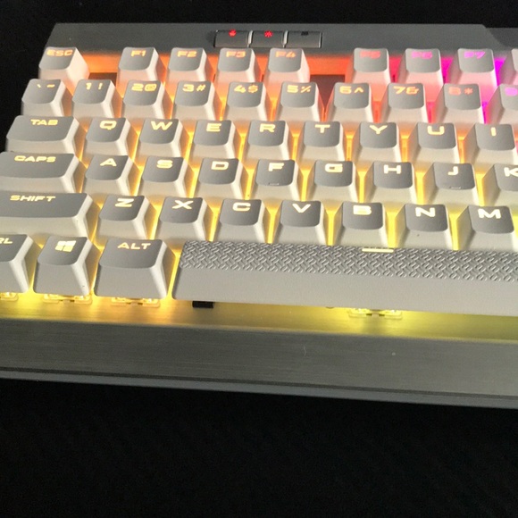 Corsair K70 RGB MK.2 SE Mechanical Gaming Keyboard - Picture 3 of 7